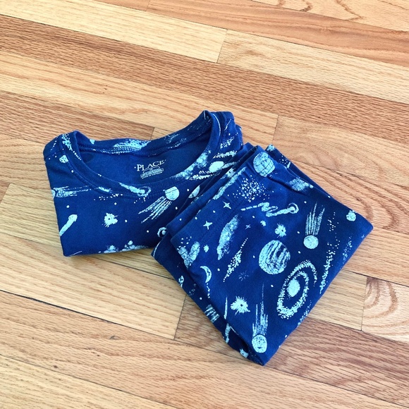 Boys size 10-12 Children’s Place glow-in-the-dark space/planets pajama set - Picture 4 of 9